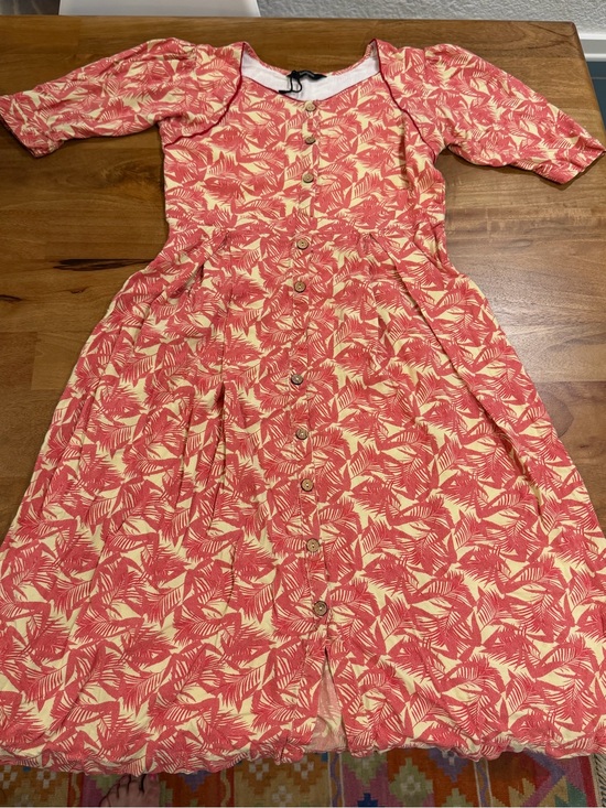 hashboosh Dresses & Skirts - Hashboosh Button-Front Midi Dress in Coral Leaf Print Size Small